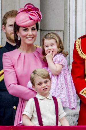 La princesse Charlotte en robe fleurie, blanche et rose, accordée à celle de mère pour assister à la parade "Trooping The Colour" à Londres, le 17 juin 2017