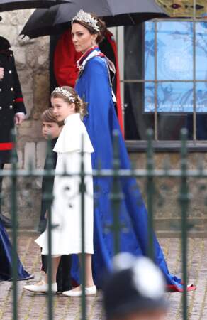 La princesse Charlotte est élégante avec une robe immaculée et une couronne à fleurs lors du couronnement du roi Charles III à l'abbaye de Westminster de Londres, le 6 mai 2023