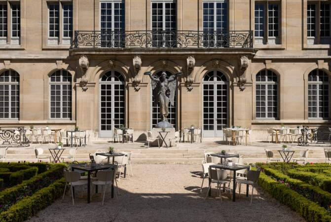 La terrasse éphémère Fabula, dans les élégants jardins à la française du musée Carnavalet