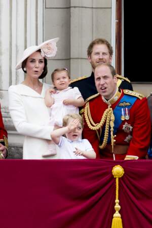 La princesse Charlotte en rose pastel comme sa mère au balcon du palais de Buckingham lors de la parade "Trooping The Colour", le 11 juin 2016