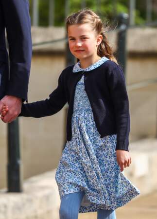 La princesse Charlotte porte la robe fleurie, blanche et bleue, à la messe de Pâques, le 17 avril 2022