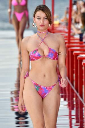 Bikini imprimé au défilé Etam Croisière 2023 à Saint-Tropez 