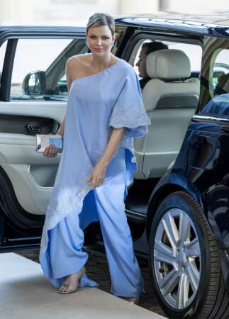 Charlene de Monaco en combinaison fluide bleue signée Tamara Ralph pour assister à la réception organisée par le roi Charles III à Londres, le 5 mai 2023