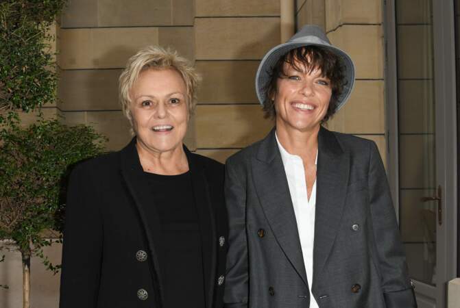 Muriel Robin et sa compagne Anne Le Nen lors de la 1ère édition de la remise du prix "Line Renaud - Loulou Gasté", à Paris, le 25 octobre 2019.