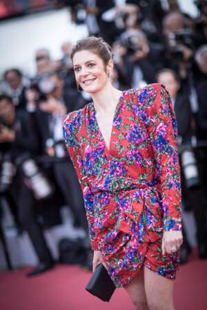 Chiara Mastroianni, désignée maîtresse de cérémonie, se love dans une robe courte et fleurie à épaulettes XXL au Festival de Cannes 2018. Elle présente le film "Everybody Knows" 
