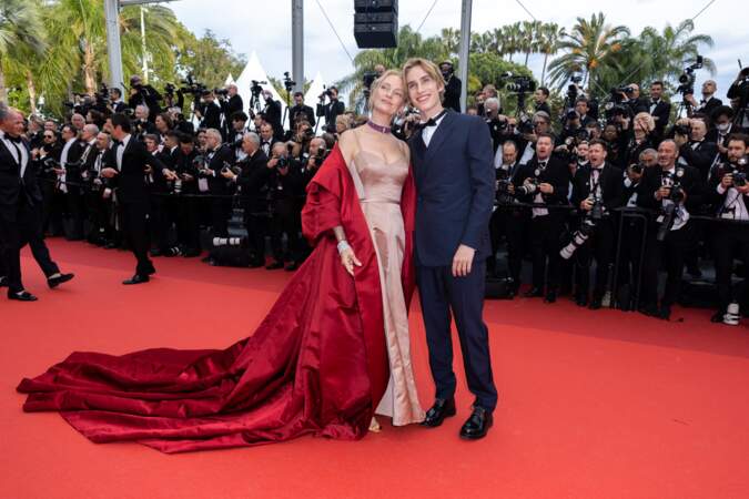 Uma Thurman et son fils Levon Roan Thurman-Hawke à la montée des marches du film « Jeanne du Barry » pour la cérémonie d’ouverture du 76ème Festival International du Film de Cannes, au Palais des Festivals à Cannes, le 16 mai 2023
