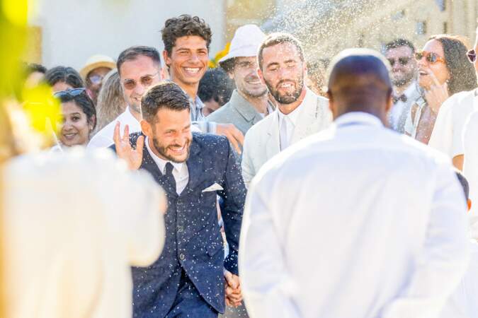 Simon Porte Jacquemus et son mari Marco Maestri lors de leur mariage à Charleval, le 27 août 2022.
