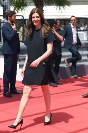 Chiara Mastroianni monte les marches de "Pacifiction" au Festivzal de Cannes 2022 dans une robe noire courte style 60's.