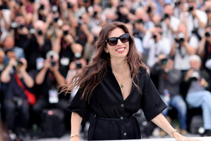 La réalisatrice Maïwenn en robe longue noire et lunettes de soleil - Photocall de la conférence de presse pour "Jeanne du Barry" lors du 76ème Festival de Cannes le 17 mai 2023