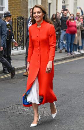 Kate Middleton porte un manteau, coloré Eponine London à Londres, le 4 mai 2023