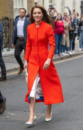 Kate Middleton conjugue une robe Eponine London à des escarpins blancs à Londres, le 4 mai 2023
