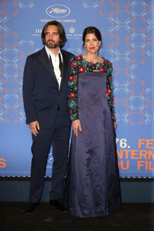 Dimitri Rassam en costume bleu marine et noeud papillon défait avec son épouse Charlotte Casiraghi parée de boucles d'oreilles Chanel Joaillerie - Montée des marches du film 'Jeanne du Barry' pour la cérémonie d’ouverture du 76ème Festival de Cannes