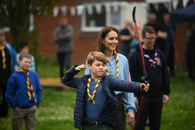 En pull bleu Really Wild, Kate Middleton est élégante pour participer à la journée du bénévolat "Big Help Out" à Slough