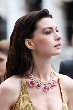 Anne Hathaway adopte la tendance des sourcils brushés