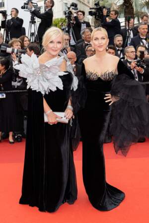 Yulia et Dasha Yanina sont assorties en robe noire au Festival de Cannes, le 16 mai 2023