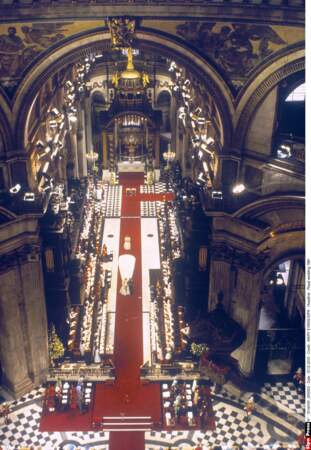 Charles III et Diana Spencer se disent "oui" en la cathédrale Saint-Paul de Londres le 29 juillet 1981