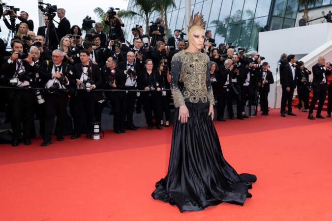 Bilal Hassani hypnotisant dans un ensemble Alexander McQueen composé d'une veste brodée et d'une longue jupe au Festival de Cannes 2023. 