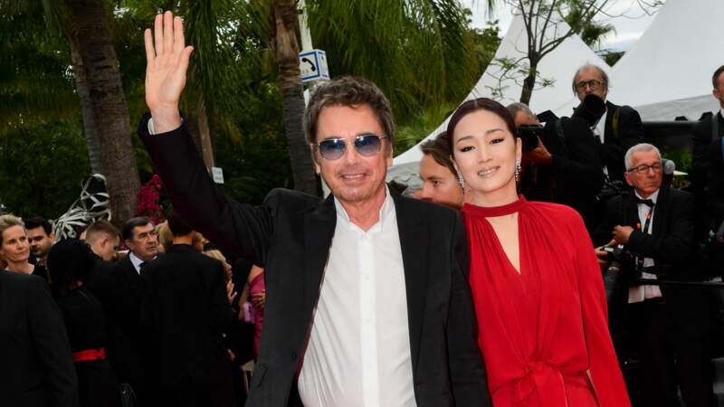 Gong Li et son compagnon Jean-Michel Jarre - Montée des marches du film "Indiana Jones et le cadran de la destinée" lors du 76ème Festival International du Film de Cannes, au Palais des Festivals à Cannes. Le 18 mai 2023.