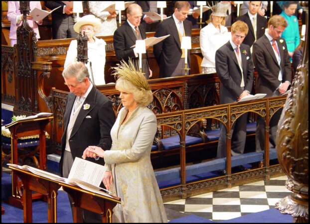 Charles III et Camilla Parker Bowles s'unissent ensuite au cours d'une cérémonie en la chapelle Saint-Georges du château de Windsor le 9 avril 2005 