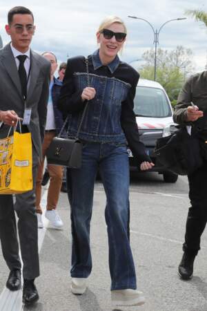 Cate Blanchett en total look jean bi-matière et sac bandoulière Louis Vuitton. 