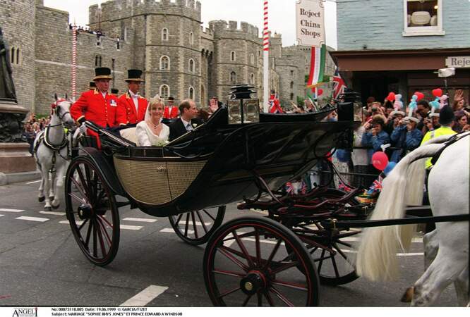 Le prince Edward et Sophie Rhys Jones se marient le 19 juin 1999 dans la chapelle Saint-Georges du château de Windsor