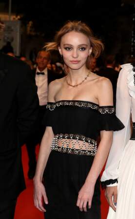 Lily-Rose Depp est ravissante dans une robe noire au tissu transparent qui laisse apparaître ses fines jambes au Festival de Cannes en 2016