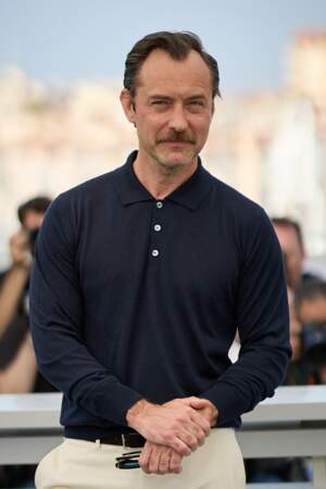 Jude Law assiste au photocall de "Firebrand (le jeu de la reine)" lors du 76ème Festival de Cannes, le 22 mai 2023