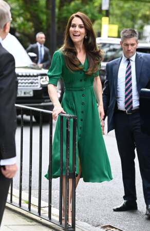 Kate Middleton et sa robe verte signée Suzannah London lors d'une visite au Centre Anna Freud, un centre de recherche sur la santé mentale des enfants à Londres, le 18 mai 2023
