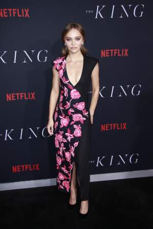 Lily-Rose Depp et sa robe bicolore, fleurie et noire à la première de The King au théâtre SVA à New York, en 2019