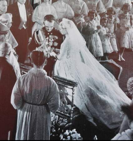 Pour son mariage à la cathédrale de Monaco, Grâce Kelly enfile une robe façonnée par la créatrice américaine Helen Rose en 1956