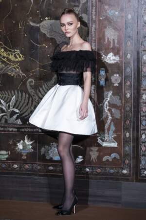 Lily-Rose Depp en robe courte et patineuse pour assister au défilé Chanel - collection 2020 