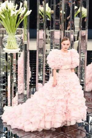 Lily-Rose Depp défile en robe rose signée Chanel lors du défilé Couture Printemps/été 2017 à Paris