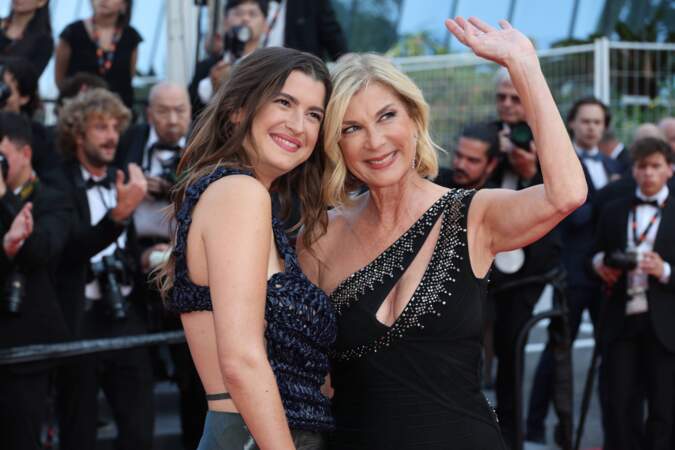 Michèle Laroque et sa fille Oriane Deschamps à la montée des marches du film Asteroid City de Wes Anderson au Festival de Cannes, le 23 mai 2023