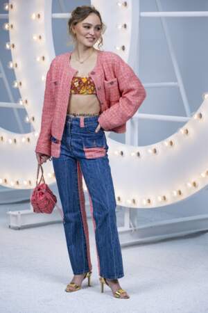 Lily Rose Depp adopt ele style casual-chic dans un jean patwork et veste en tweed rose chanel au défilé de la marque - collection printemps-été 2021