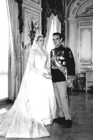La photo officielle du mariage entre le Prince Rainier III et Grâce Kelly en 1956