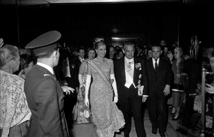Grâce Kelly est élégante avec une robe constellée de sequins et une paire de gants à l'occasion du mariage du roi Juan Carlos d'Espagne et de la princesse Sofia de Grèce à Athènes, le 14 mai 1962
