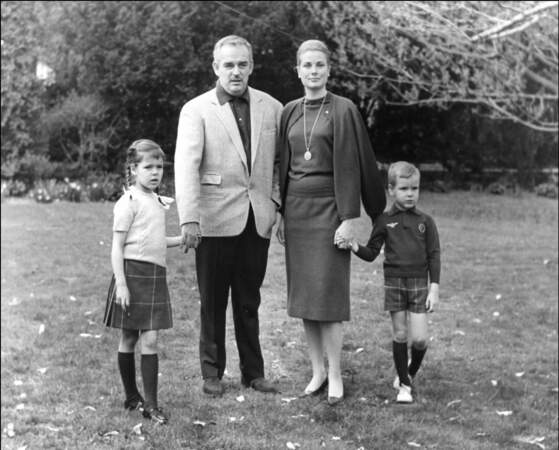 Une photo de famille du Prince Rainier et de la princesse Grâce Kelly en 1964