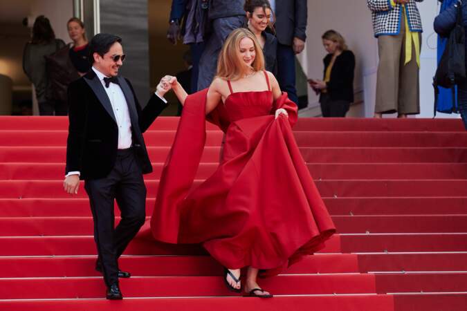 Jour 5 - Jennifer Lawrence monte les marches en tongs pour "Anatomie D'une Chute" lors du 76ème Festival International du Film de Cannes