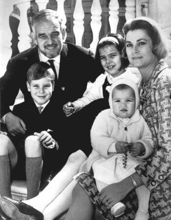 Une photo de famille du Prince Rainier et de la princesse Grâce Kelly en 1966. Ainsi que leurs trois enfants : le prince Albert, les princesses Caroline et Stéphanie