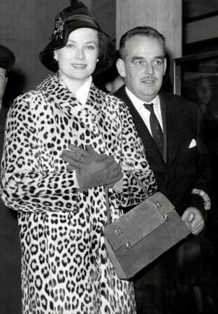 Prince Rainier et Grâce Kelly porte le manteau à motif animal à Londres, en 1959