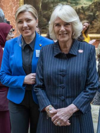Camilla Parker Bowles porte les rayures à l'occasion de la Journée internationale de la femme au palais de Buckingham à Londres, le 8 mars 2023