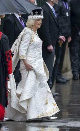 Camilla Parker Bowles est vetue d'une robe blanche et ornée d'accessoires Bruce Oldfield à la cérémonie de couronnement du roi Charles, le 6 mai 2023