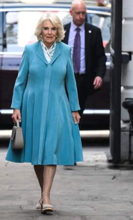 Vêtue de bleu de la marque Anna Valentine, Camilla Parker Bowles visite le marché de Covent Garden à Londres, le 17 mai 2023 