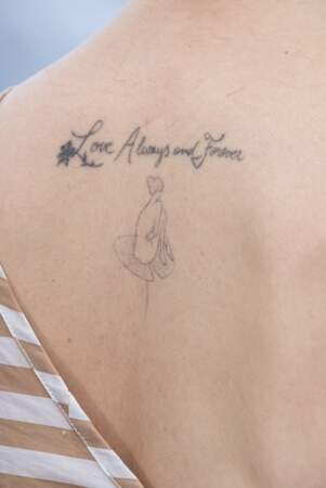 Lily Collins affiche un dessin sur le haut de son dos