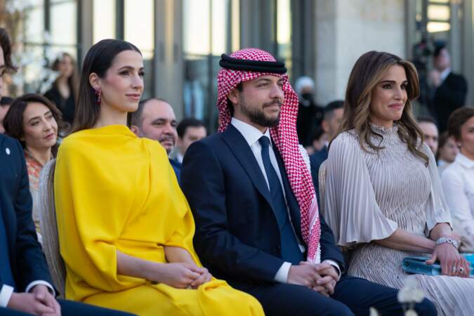 Rajwa Al Saif en robe jaune vitaminée au mariage de la princesse Iman de Jordanie et de Jameel Alexander Thermiotis à Amman, le 12 mars 2023
