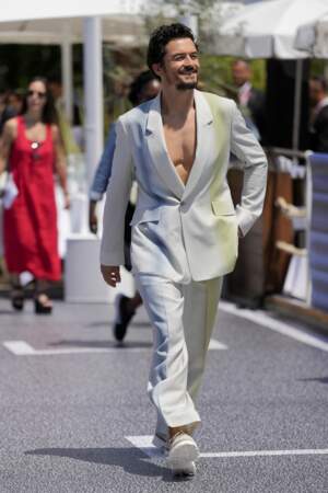 Veste blazer oversize et et pantalon large, Orlando Bloom a fait une apparition ultra-sexy sur la Croisette, le 26 mai 2023