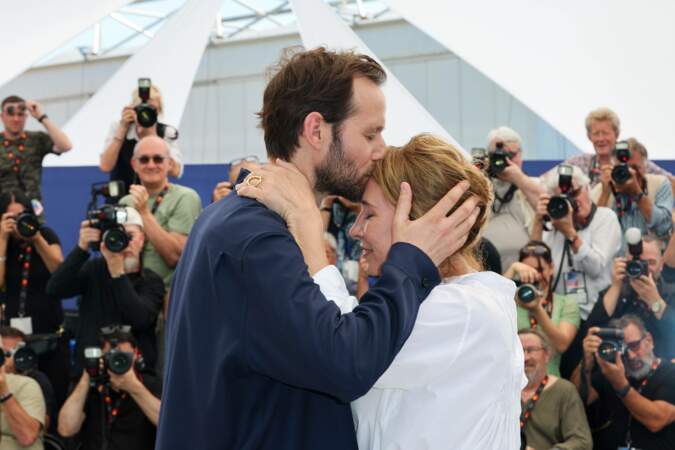 Emmanuelle Bercot et Benjamin Lavernhe lors du photocall du film "L'Abbe Pierre" au 76e Festival de Cannes le 27 mai 2023