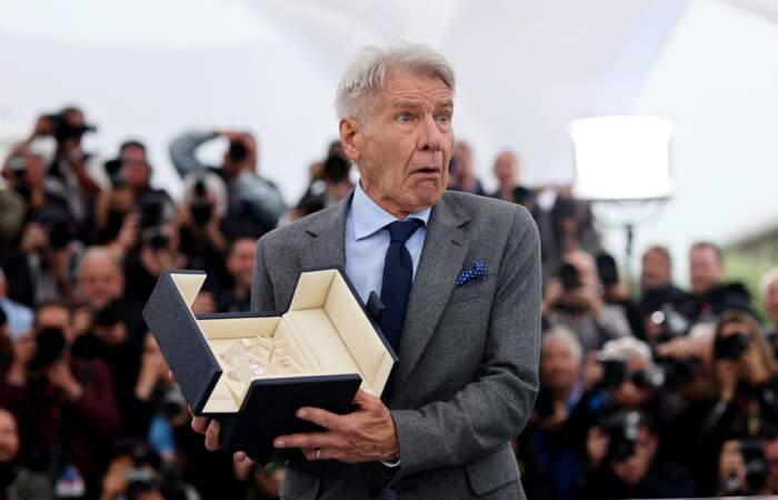 Jour 3 - Harrison Ford grimace avec sa Palme d'or d'honneur surprise lors du 76ème Festival International du Film de Cannes