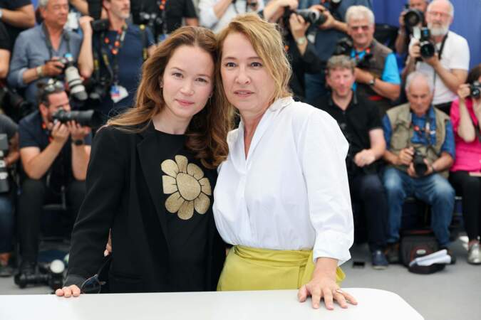 Chloe Stefani et Emmanuelle Bercot lors du photocall du film "L'Abbe Pierre" au 76e Festival de Cannes le 27 mai 2023