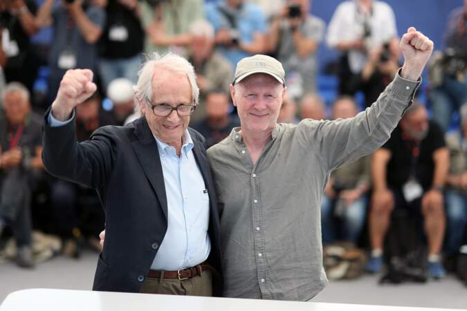Ken Loach et Paul Laverty lors du photocall du film "The Old Oak" au 76e Festival de Cannes le 27 mai 2023